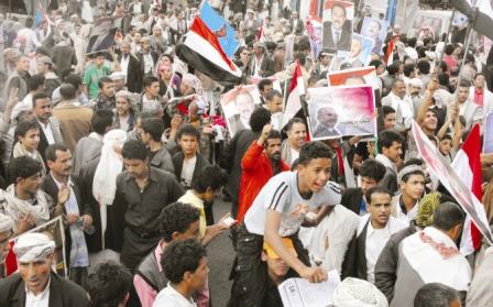 جانب من المسيرات الشبابية المؤيدة للشرعية الدستورية والمرحبة بالمبادرة الخليجية في أمانة العاصمة أمس